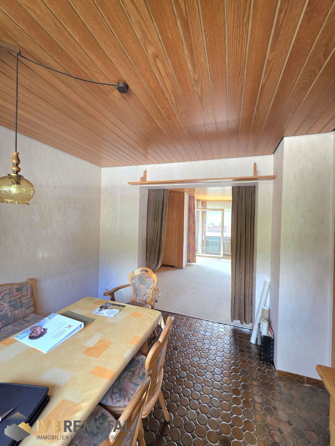 Esszimmer mit Zugang zum Wohnzimmer